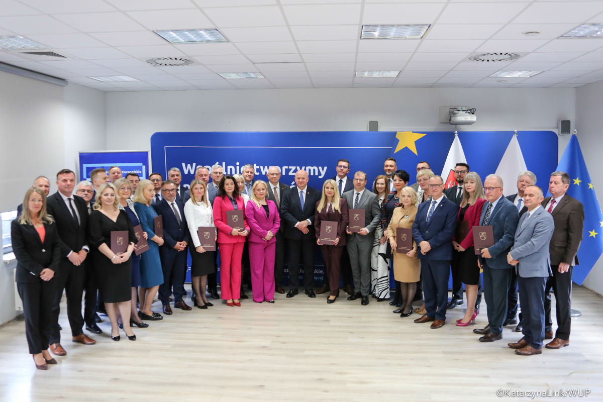 Zdjęcie artykułu Uroczyste Przekazanie umów na realizację projektów w ramach Działania 9.1 Aktywizacja zawodowa
