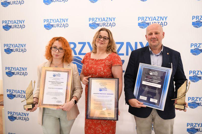Przedstawiciele Urzędu Pracy m.st. Warszawy z nagrodami na Gali „Przyjazny Urząd”