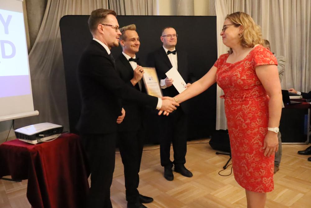Przedstawiciele Urzędu Pracy m.st. Warszawy z nagrodami na Gali „Przyjazny Urząd”